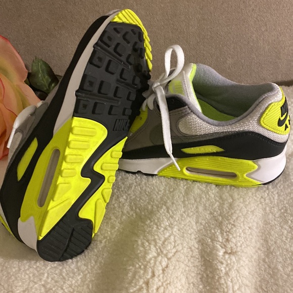 Stylish Women's Sneakers in Gray and Neon Yellow - Picture 5 of 6